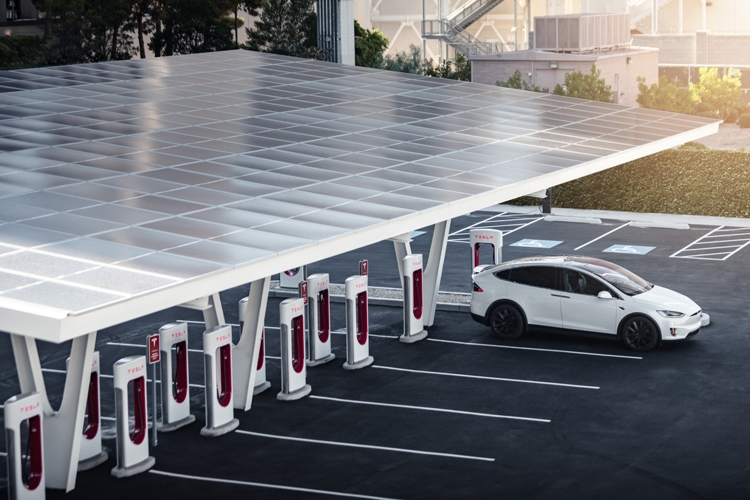 Автономная станция зарядки для электромобилей на солнечных батареях